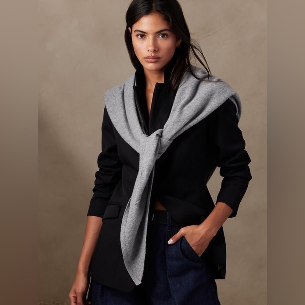 NWOT Banana Republic Elettra Cashmere Scarf, Gray, Retails $160. One Size